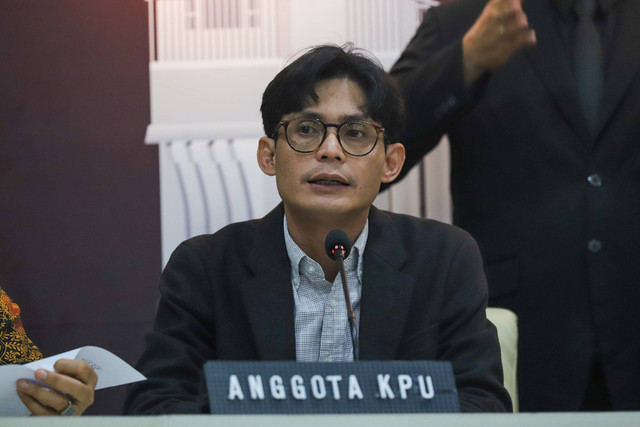 Anggota KPU August Mellaz saat memberikan keterangan pers terkait Debat Calon Wakil Presiden untuk Pemilu 2024 di Kantor KPU RI, Jakarta, Kamis (21/12/2023).
 Foto: Iqbal Firdaus/kumparan