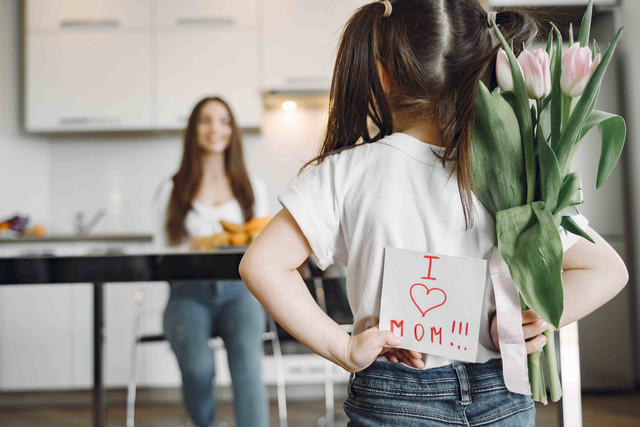 Ilustrasi seorang anak memberi kejutan untuk Ibu. Sumber : Gustavo Fring https://www.pexels.com/photo/daughter-preparing-surprise-for-mother-at-home-4149012/
