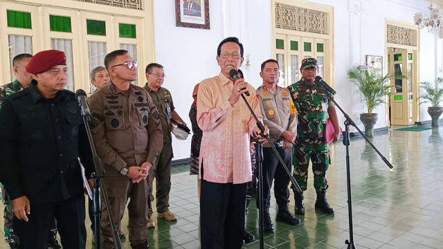 Gubernur DIY Sri Sultan Hamengku Buwono X di Kepatihan Pemda DIY, Kamis (21/12/2023). Foto: Arfiansyah Panji Purnandaru/kumparan