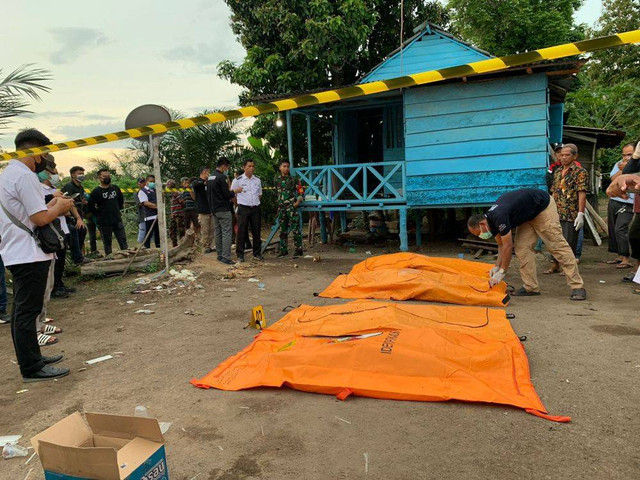 Polisi saat mengevakuasi jenazah satu keluarga yang jadi korban pembunuhan di Muba. (ist)