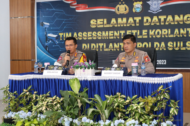 Dirlantas Polda Sulsel, Kombes Pol Dr. I Made Agus Prasatya, S.I.K., M.Hum (kiri) dan Kasubdit Dakgar, Kombes Pol Matrius (kanan) dalam Assessment Penerapan ETLE di Ditlantas Polda Sulsel di Aula Biru Ditlantas Polda Sulsel, Kamis (21/12/2023). Foto: Dok. Istimewa