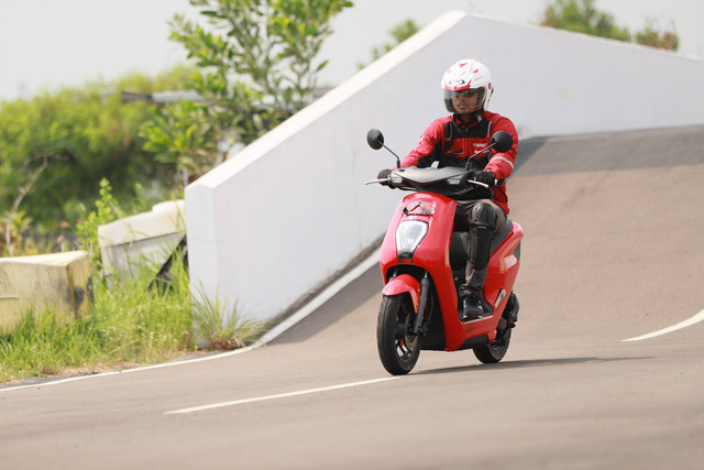First ride motor listrik Honda EM1 e: di AHM Safety Riding and Training Center Cikarang, Bekasi. Foto: dok. Astra Honda Motor