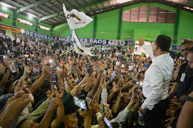 Calon presiden nomor urut 1 Anies Baswedan menyampaikan pidato saat berkampanye di GOR Maulana Yusuf Kota Serang, Banten, Kamis (21/12/2023). Foto: Dok. Istimewa