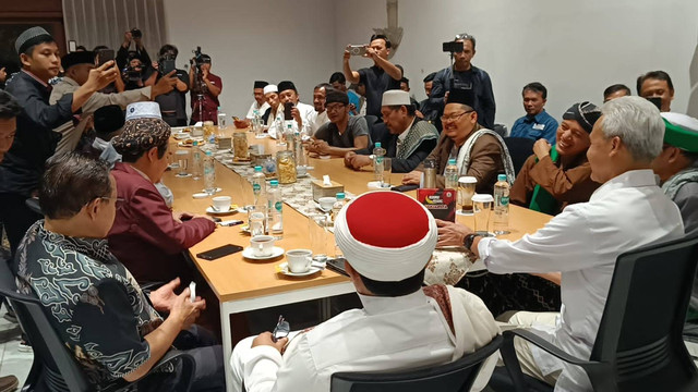 Capres nomor urut 03 Ganjar Pranowo bertemu sejumlah kiai dan ulama dari berbagai daerah di Patra Kuningan, Jakarta Selatan. Foto: Dok. Istimewa
