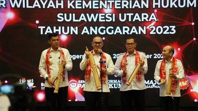 Pemukulan tetengkoren oleh Pimpinan Wilayah Kemenkumham Sulawesi Utara pada kegiatan Rakorev dan Refleksi Akhir Tahun.