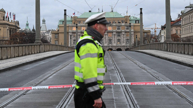 Seorang petugas polisi mengepung area dekat Universitas Charles di pusat kota Praha, pada 21 Desember 2023.  Foto: MICHAL CIZEK / AFP