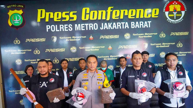 Jumpa pers kasus pengungkapan home industri pembuatan tembakau gorila.  Foto: Dok. Istimewa