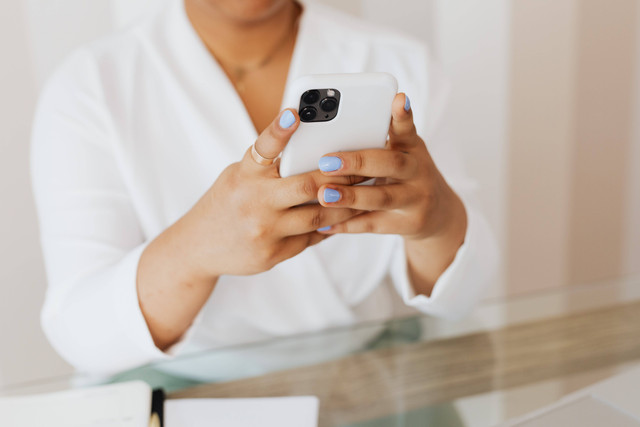 Cara cek BSU 2023 lewat HP sangatlah mudah. Foto: Pexels.com