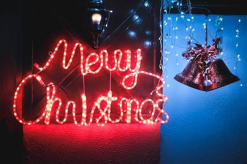 ilustrasi : capan Natal untuk Bos/unsplash/by : Magda vrabetz