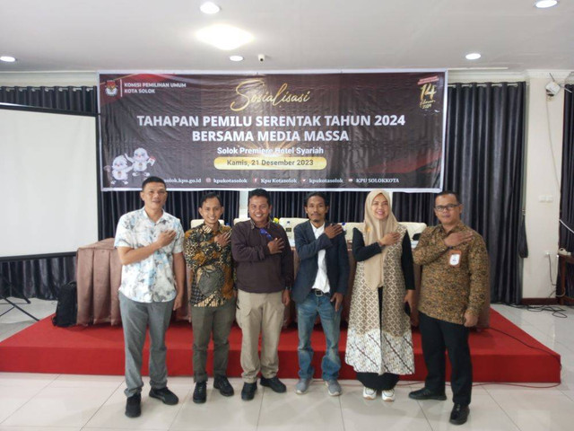 Diskusi media massa dan pemilu adalah agenda penting KPU Kota Solok dan dihadiri oleh semua Komisioner KPU Kota Solok. Foto: Penulis