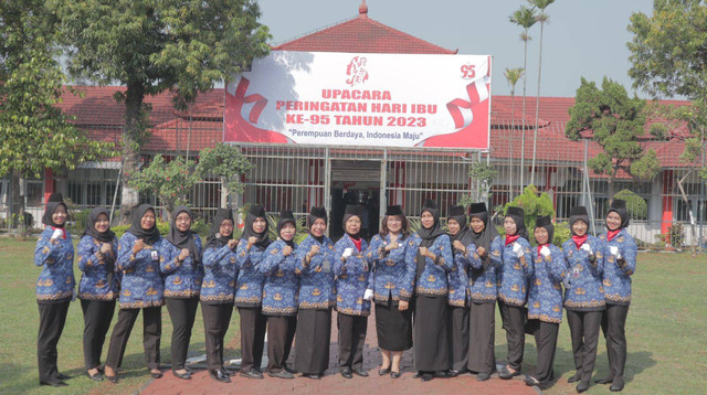 Petugas Perempuan Lapas Kelas 1 Semarang berfoto setelah Upacara (dokumentasi Lapas)