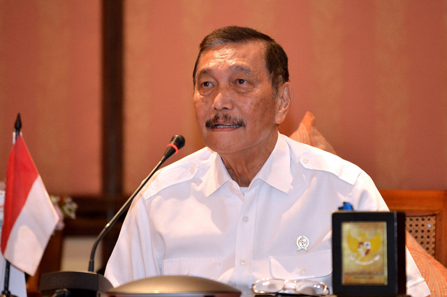 Menko Bidang Kemaritiman dan Investasi Luhut Binsar Pandjaitan menyampaikan keterangan pers saat kegiatan media briefing di Nusa Dua, Badung, Jumat (22/12/2023). Foto: Fikri Yusuf/Antara Foto