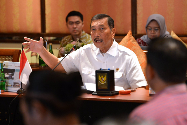 Menko Bidang Kemaritiman dan Investasi Luhut Binsar Pandjaitan menyampaikan keterangan pers saat kegiatan media briefing di Nusa Dua, Badung, Jumat (22/12/2023). Foto: Fikri Yusuf/Antara Foto