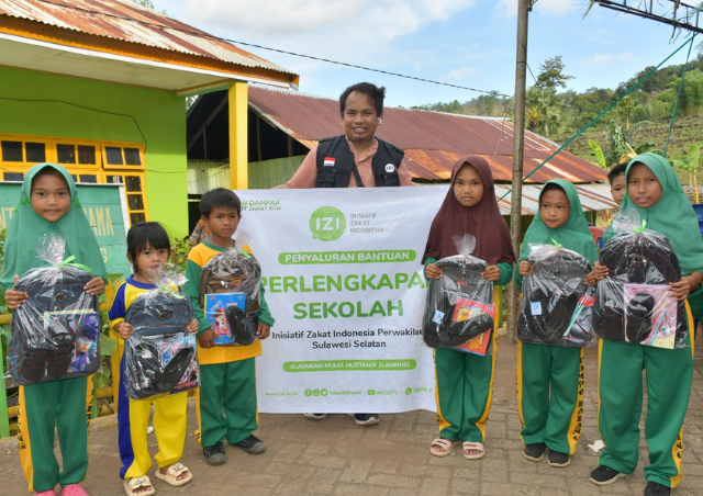 Siswa Pelosok Jeneponto Terima Bingkisan Peralatan Sekolah dari IZI Sulsel