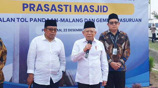 Ma'ruf Amin menandatangani prasasti 4 masjid di rest area Tol Gempol-Pasuruan, Jumat (22/12/2023). Foto: Nabila Ulfa/kumparan