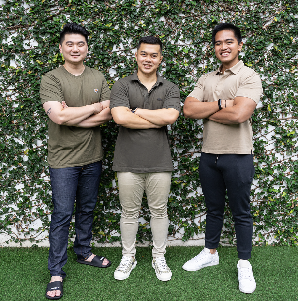 Pendiri PT Pemuda Cari Cuan (Mangkokku) yaitu Randy Julius Kartadinata sebagai Co-Founder sekaligus Chief Executive Officer (tengah), Chef Arnold Poernomo yang merupakan Co-Founder sekaligus Chief of Creative & Innovation (kiri), dan Komisaris Kaesang Pangarep. Foto: Mangkokku