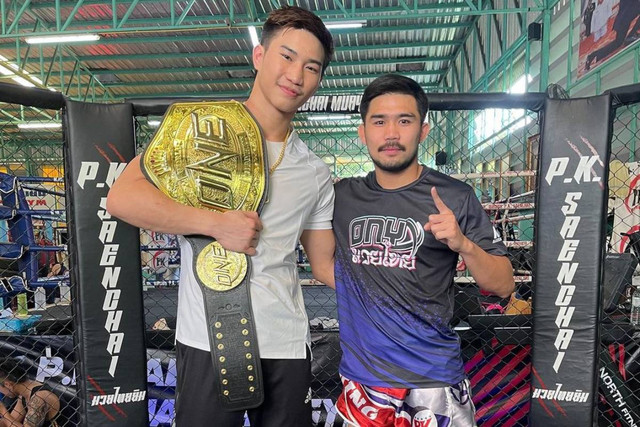 Juara Dunia ONE Featherweight Muay Thai, Tawanchai PK Saenchai (kiri), bersama Prajanchai PK Saenchai. Foto: ONE Championship