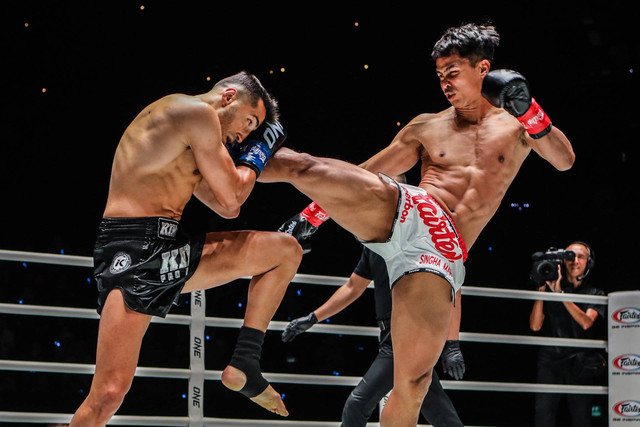Superbon Singha Mawynn (kanan) melayangkan tendangan tinggi kepada Tayfun Ozcan. Foto: ONE Championship
