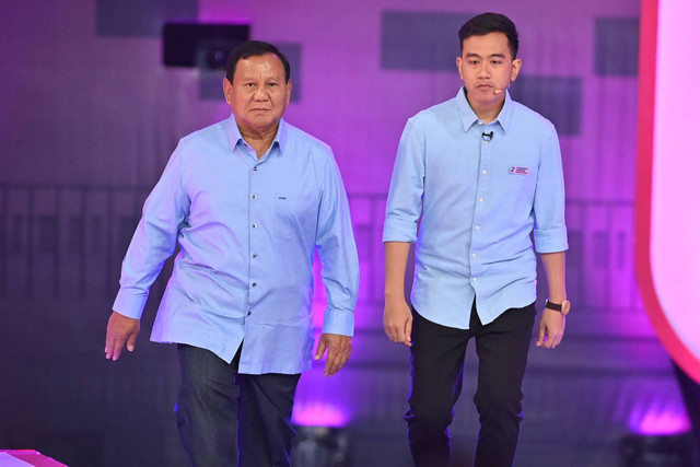 Calon presiden-wakil presiden nomor urut 2 Prabowo Subianto dan Gibran Rakabuming Raka menyapa penonton saat memasuki ruangan debat kedua calon wakil presiden Pemilu 2024 di JCC, Jakarta, Jumat (22/12/2023). Foto: Muhammad Adimaja/ANTARA FOTO