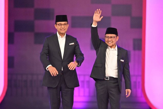 Calon presiden-wakil presiden nomor urut 1 Anies Baswedan-Muhaimin Iskandar memasuki ruangan untuk mengikuti debat kedua calon wakil presiden Pemilu 2024 di JCC, Jakarta, Jumat (22/12/2023). Foto: Akbar Nugroho Gumay/ANTARA FOTO