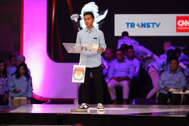 Calon wakil presiden nomor urut 02 Gibran Rakabuming Raka menyampaikan gagasannya saat debat calon wakil presiden Pemilu 2024 di JCC, Jakarta, Jumat (22/12/2023). Foto: Iqbal Firdaus/kumparan