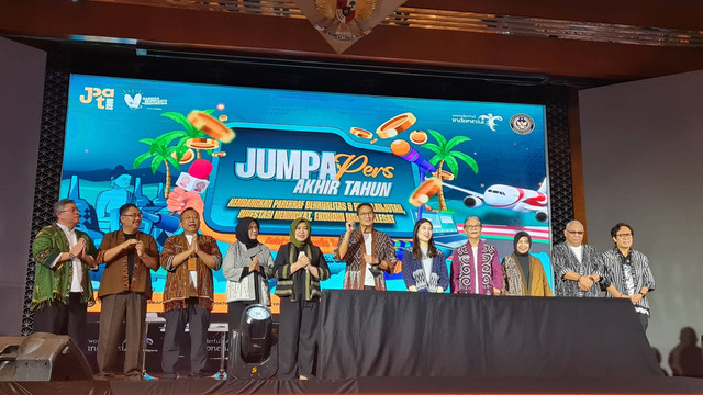 Menparekraf Sandiaga Uno, bersama Wamenparekraf Angela Tanoesoedibjo, dan para deputi dalam jumpa pers akhir tahun Kemenparekraf, Jumat (22/12/2023). Foto: Andari Novianti/kumparan