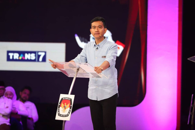 Cawapres nomor urut 02 Gibran Rakabuming Raka menyampaikan gagasannya saat debat calon wakil presiden Pemilu 2024 di JCC, Jakarta, Jumat (22/12/2023).
 Foto: Iqbal Firdaus/kumparan