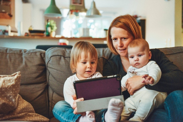 Ilustrasi Balasan Ucapan Hari Ibu. Foto: Unsplash/Alexander Dummer