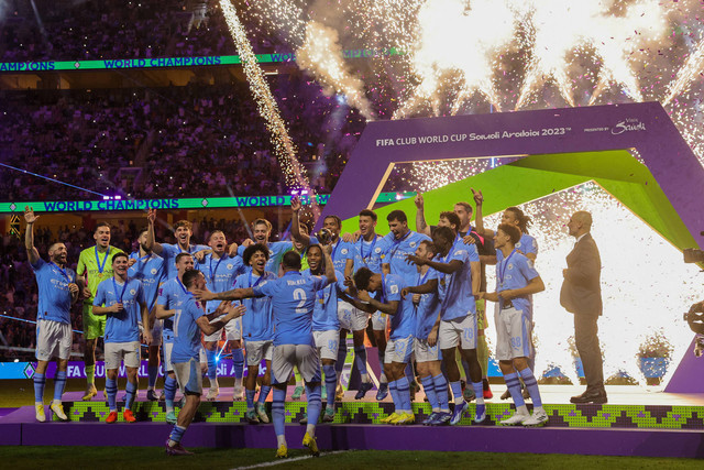 Para pemain Manchester City merayakan dengan trofi kemenangan mereka di akhir pertandingan final sepak bola Piala Dunia Antarklub FIFA 2023 melawan Fluminense Brasil di Stadion King Abdullah Sports City di Jeddah 
pada (22/12/2023).   Foto: GIUSEPPE CACACE / AFP