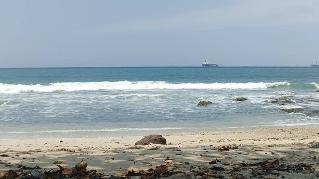 Pantai pasir putih Pulau Nusakambangan (sumber : Dokumen pribadi)