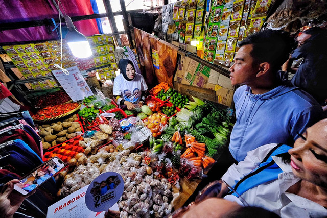 Cawapres 02 Gibran Rakabuming Raka blusukan di Pasar Induk Kramat Jati, Jakarta Timur, Sabtu (23/12/2023). Foto: Dok. Istimewa