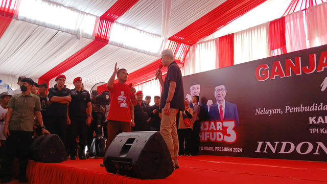 Capres nomor urut 03, Ganjar Pranowo saat berpidato dan mendengarkan keluhan dari salah satu nelayan, Amirudin, di Tempat Pelelangan Ikan (TPI) Karangsong, Indramayu, Jawa Barat, Sabtu (23/12). Foto: Fadhil Pramudya/kumparan