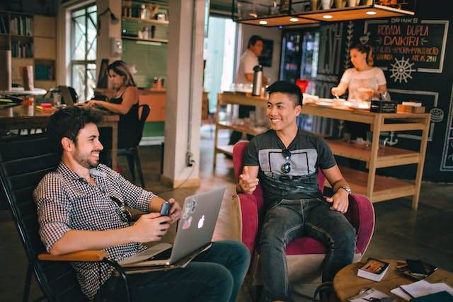 prinsip komunikasi efektif. Sumber: pexels.com/Helena Lopes