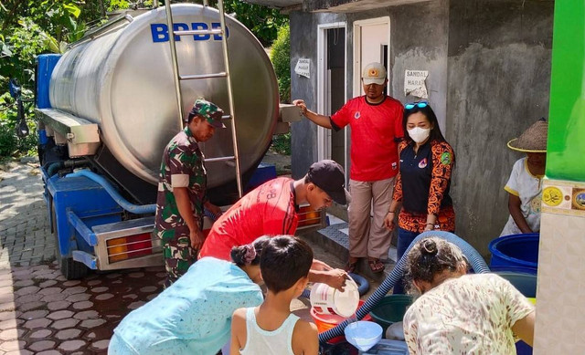 Solidaritas Serka Suharjo dari Koramil 0806/11 Panggul: Menyelamatkan Warga Terdampak Kekeringan di Trenggalek