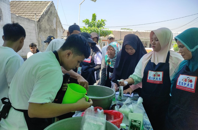 Emak-emak Smart Pejuang Andalan Sejati (Espas) Sandiuno Sahabat dukung Ganjar-Mahfud gelar pelatihan membuat sabun cuci piring di Perumahan Griya Mutiara Asri, Desa Sindangmulya, Cibarusah, Bekasi, Jawa Barat. Kamis (21/12/2023). Foto: Dok. Istimewa