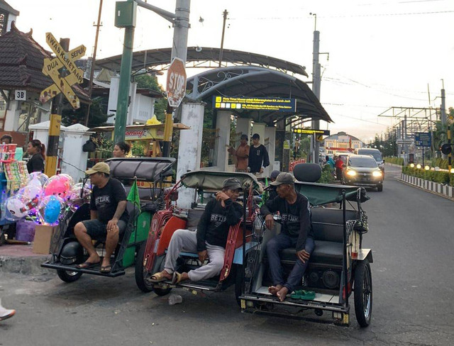 Ilustrasi Kang Becak di Stasiun Tugu Jogja oleh M. Dian Riski Martado/Mahasiswa Jogja