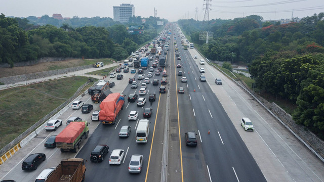 Sejumlah kendaraan pemudik melintas di Jalan Tol Jakarta-Cikampek di Kabupaten Karawang , Jawa Barat, Sabtu (23/12/2023). Foto: Fakhri Hermansyah/ANTARA FOTO