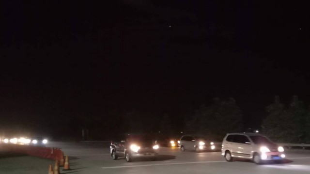 Suasana di ruas Jalan Tol Cipali dari arah Jakarta menuju Cirebon, Jawa Barat, Sabtu (23/12/2023) malam. Foto: Fathnur Rohman/Antara