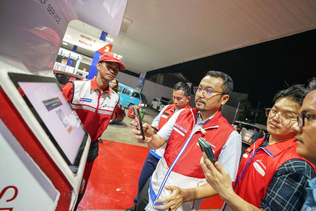 Direktur Pemasaran Regional Pertamina Patra Niaga, Mars Ega Legowo Putra, saat cek SPBU di Sulawesi jelang Nataru. Foto: Pertamina Patra Niaga