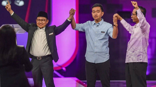 Cawapres bergandengan usai mengikuti debat Cawapres pada Jumat malam, 22 Desember 2023. Sumber Foto: Antarafoto