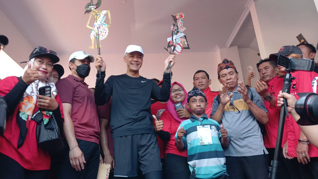 Capres nomor urut 03, Ganjar Pranowo menerima wayang kulit dari perwakilan difabel Ganjar-Mahfud (Difagama) se-Solo Raya saat meresmikan posko pemenangan di Pasar Kliwon, Solo, Jawa Tengah, Minggu (24/12/2023). Foto: Fadhil Pramudya/kumparan