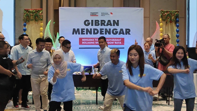 Cawapres nomor urut 2, Gibran Rakabuming Raka ikut goyang Dana-dana di Manado, Sulawesi Utara, Minggu (24/12/2023). Foto: Jonathan Devin/kumparan