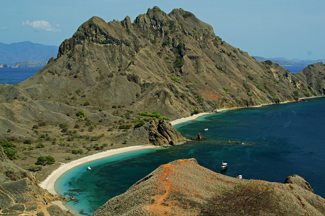 Gambar Pulau Komodo (Sumber : Pixabay)