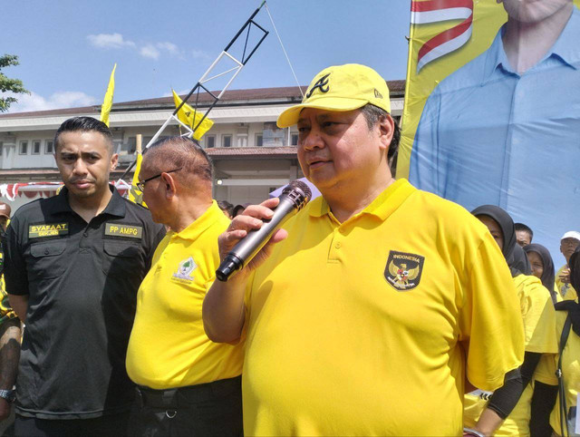 Ketua Umum Partai Golkar, Airlangga Hartarto saat memberikan keterangan pada awak media di Jogja, Minggu (24/12/2023). Foto: M Wulan/Tugu Jogja