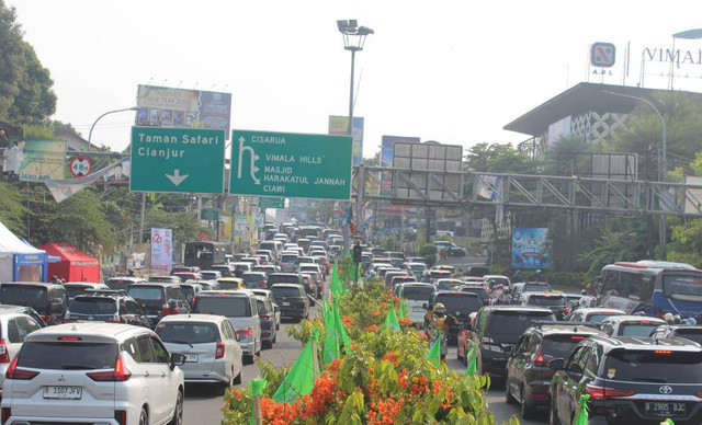 Polisi terapkan one way arah Puncak, Bogor, Minggu (24/12/2023). Foto: kumparan