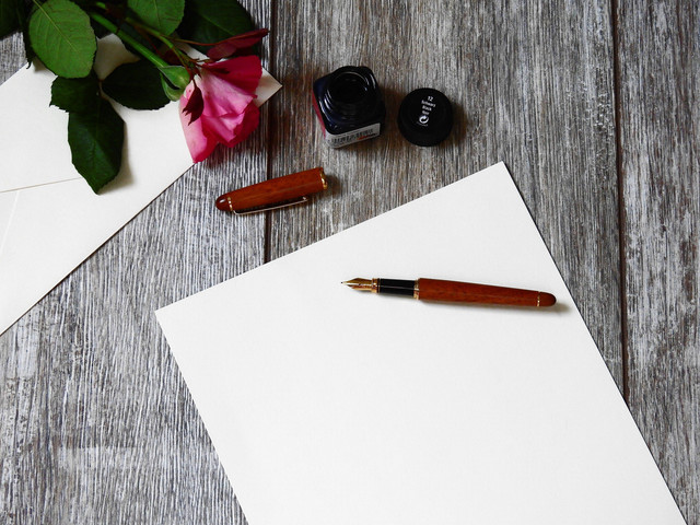 Foto oleh Pixabay: https://www.pexels.com/id-id/foto/pulpen-coklat-dan-hitam-di-atas-kertas-putih-356407/