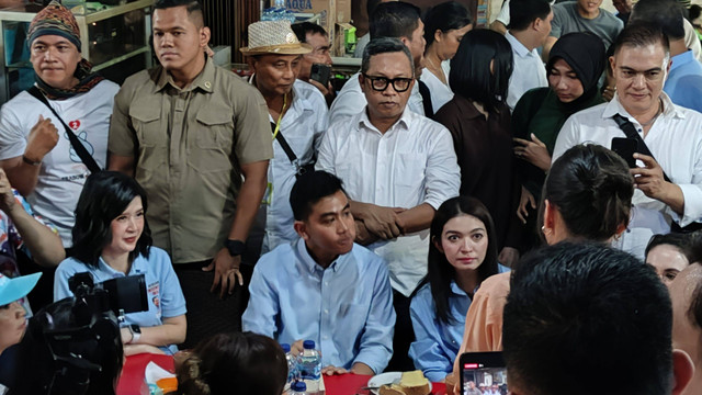 Cawapres nomor urut 2, Gibran Rakabuming Raka dalam pertemuan influencer dan UMKM se-Manado di Community of Jalan Roda, Manado, Minggu (24/12). Foto: Jonathan Devin/kumparan