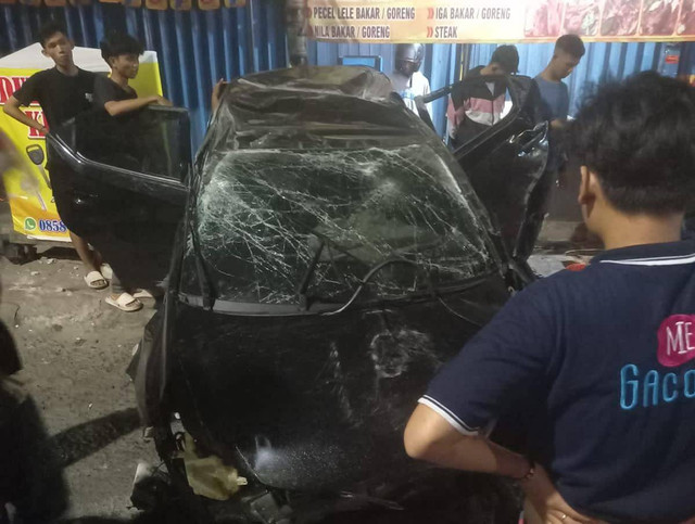 Satu unit mobil Honda Brio Satya ringsek parah usai menabrak pohon dan median jalan di Jalan ZA Pagar Alam, Bandar Lampung. | Foto : Ist