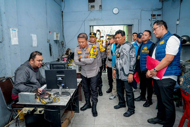Polda Sumut menggerebek 10 tambang bitcoin ilegal di Kota Medan. 1.300 mesin bitcoin disita dalam penindakan ini. Foto: Polda Sumut