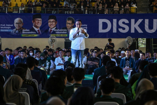Calon presiden nomor urut 1 Anies Baswedan menyampaikan pidato politiknya saat menghadiri diskusi dan kalibrasi bersama pemuda di GOR Jatidiri, Semarang, Jawa Tengah, Minggu (24/12/2023). Foto: Makna Zaezar/Antara Foto